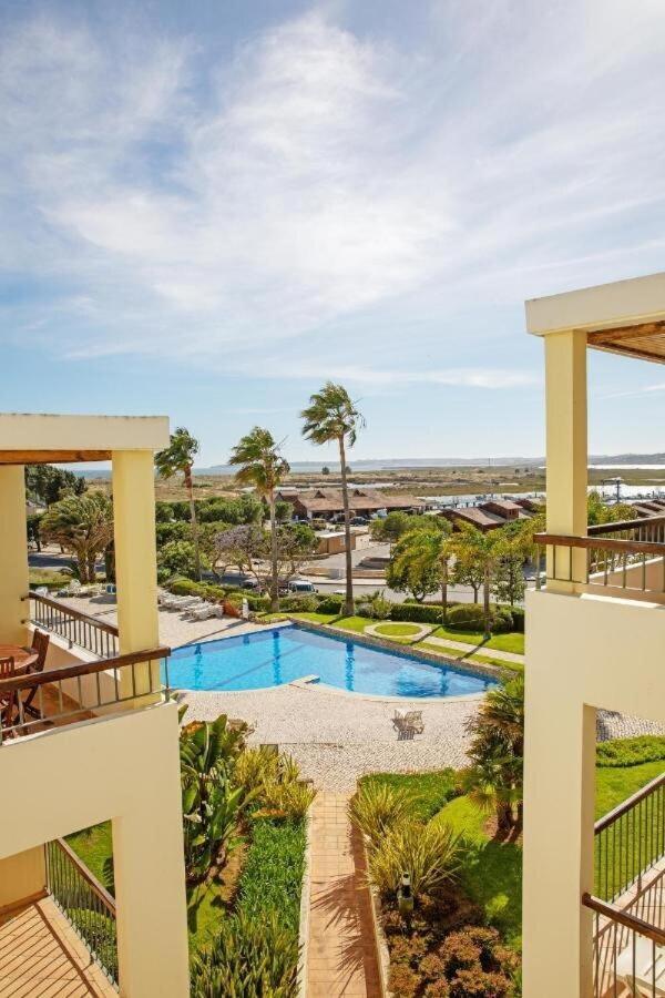 3-Bedroom Ground Floor Apartment With Communal Pool In The Heart Of Alvor At07 Eksteriør billede