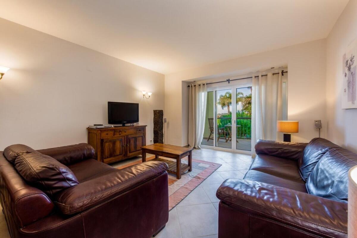 3-Bedroom Ground Floor Apartment With Communal Pool In The Heart Of Alvor At07 Eksteriør billede