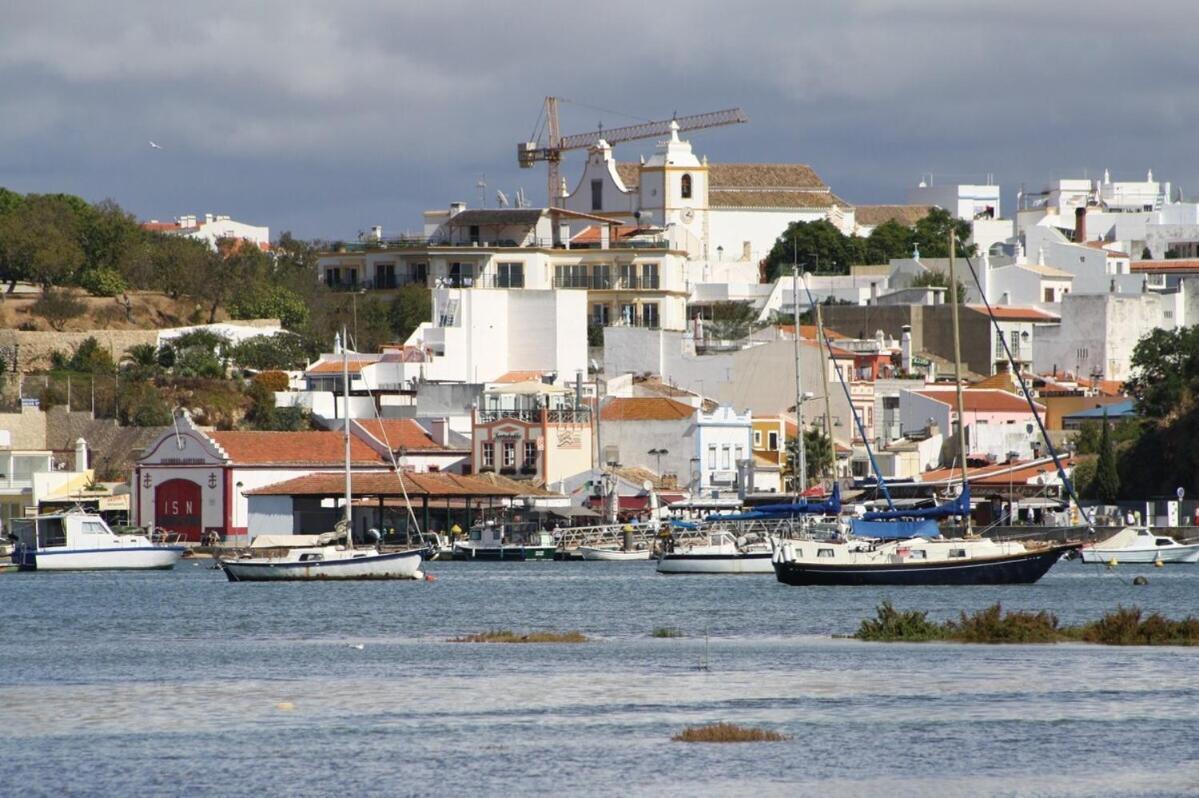 3-Bedroom Ground Floor Apartment With Communal Pool In The Heart Of Alvor At07 Eksteriør billede